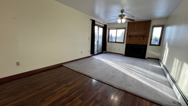 Building Photo - Spacious 2 Bedroom Condo in Eastridge! Carport Parking, Mountain View Balcony!