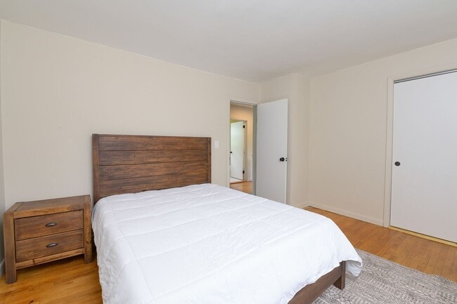 Building Photo - 4 Bedroom Colonial Home in Williamstown