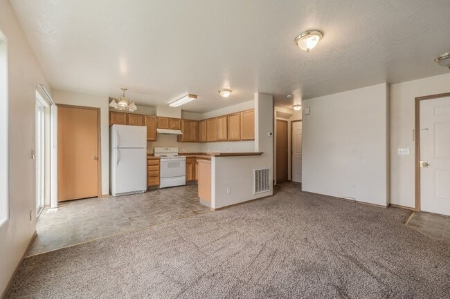 Building Photo - 3 bed 2 bath duplex with sprinkler system