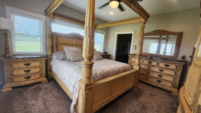 Building Photo - 5 Bedroom, 3 Full Bathroom House with 3 Ca...