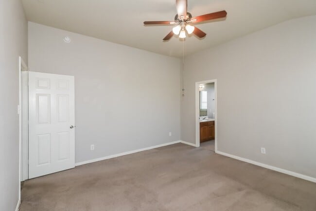 Building Photo - 5915 Ranch Riata Ct