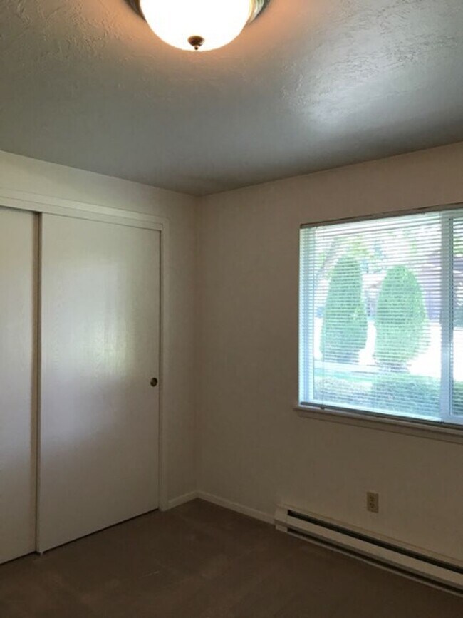 Building Photo - 787 Meadows Dr