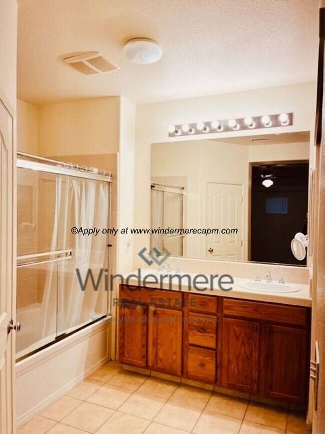 Building Photo - Spacious 3-bedroom with Updated Finishes and Prime Location!