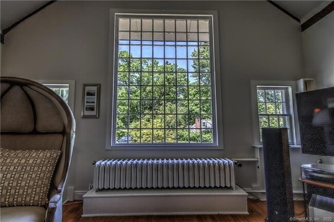 Building Photo - 96 Kings Hwy N