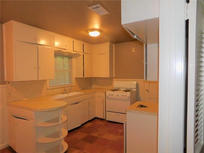 Building Photo - 1400 Berkshire Dr