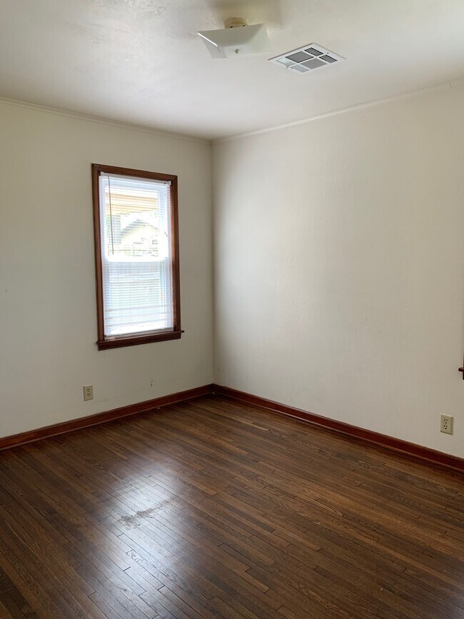 Building Photo - Adorable 3 Bd 1 ba w/ garage