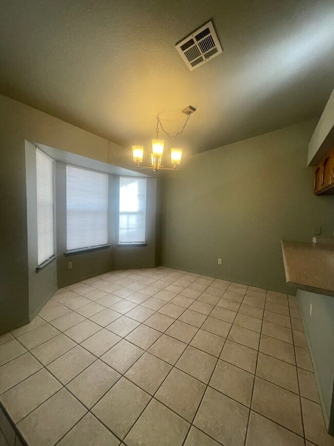 Building Photo - Charming 3 Bedroom/2 Bathroom Home Off Roa...