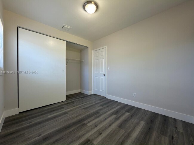 Building Photo - 1325 NW 11th Ct