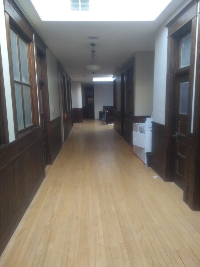 Building Photo - 132 S College Ave