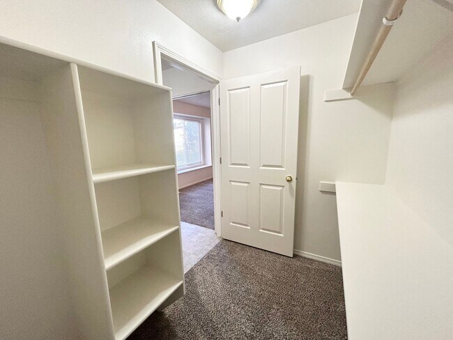 Building Photo - 4650 N Date Palm Ave