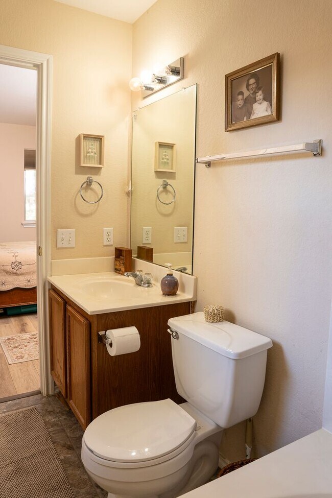 Building Photo - Fully Furnished South Austin Home - Rivers...