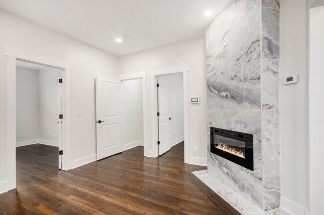 Building Photo - Lower Unit - Newly Constructed - 2 bed/2 bath - Must See!