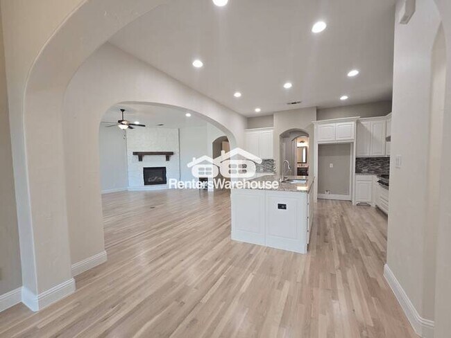 Building Photo - FOR RENT - MOVE IN READY in the highly sou...