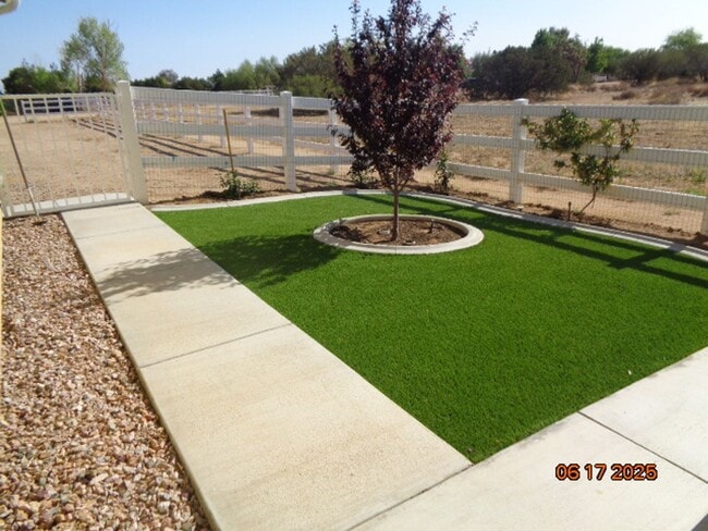 Building Photo - Immaculate Custom 1 Story on Shared 2.5 acres