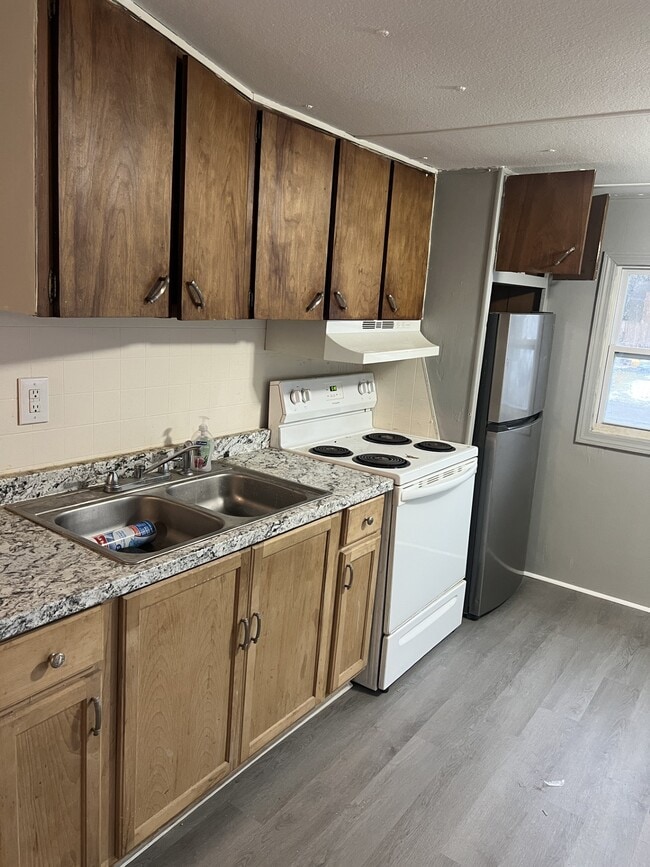 Building Photo - 2 US-2