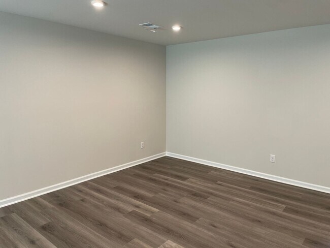 Building Photo - 3 Bedroom 2.5 Bathroom Town House in Middl...