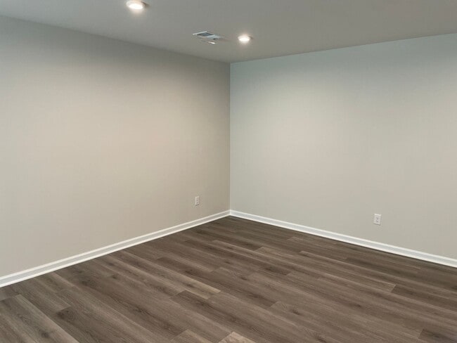 Building Photo - B1644