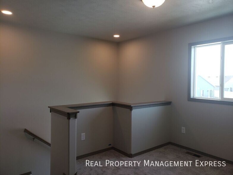 Building Photo - 3 Bedroom 2.5 Bathroom Townhome with a Bal...
