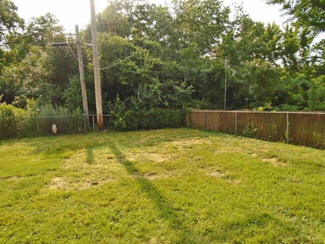 Building Photo - 616 Leona Dr