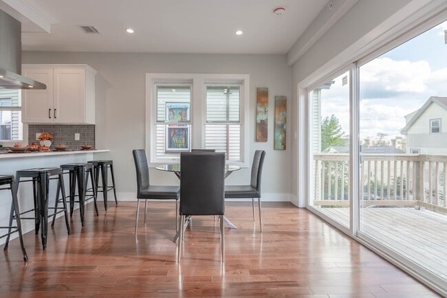 Building Photo - 71 Savin St