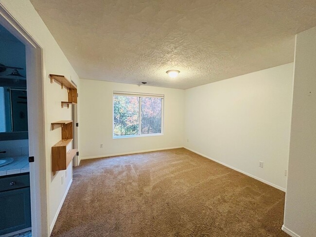 Building Photo - Adorable SW Portland Home Now Available