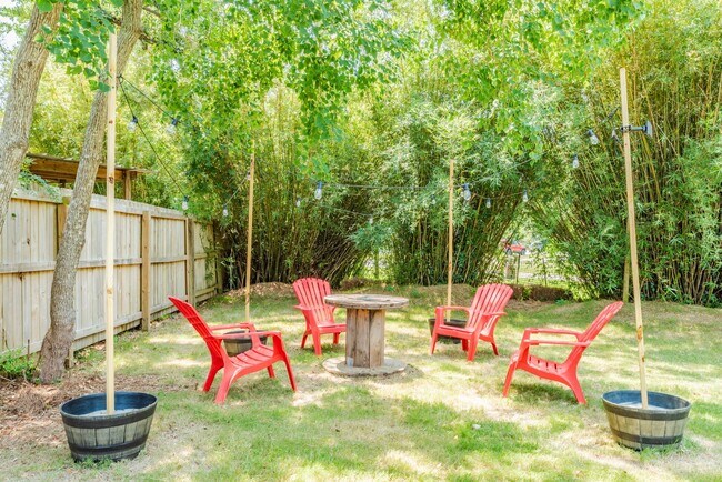 Building Photo - Stylish 3 Bedroom Bungalow near NAS and Be...