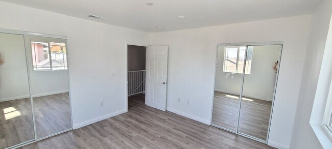 Building Photo - ROW (916)
