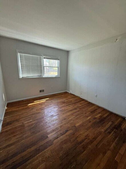 Building Photo - 648 Longview Dr