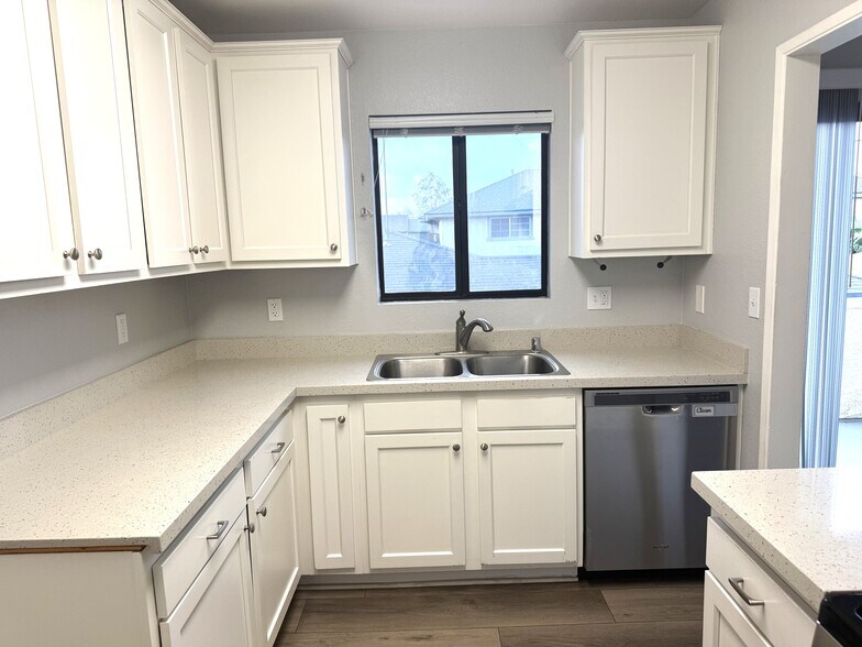 Building Photo - 10885 Walnut St