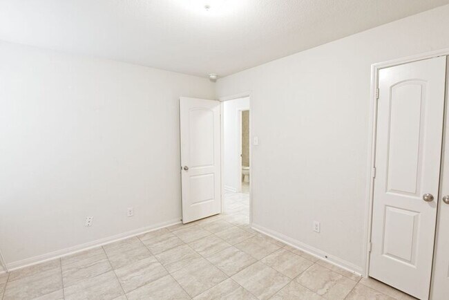 Building Photo - 1829 Persimmon Dr