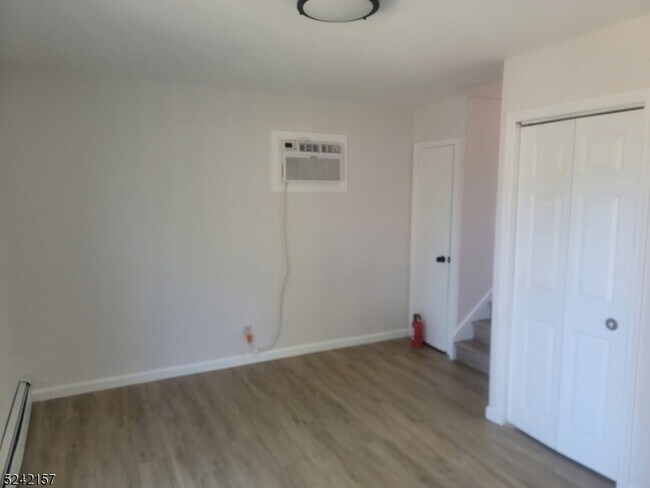 Building Photo - 170 Sargeant Ave