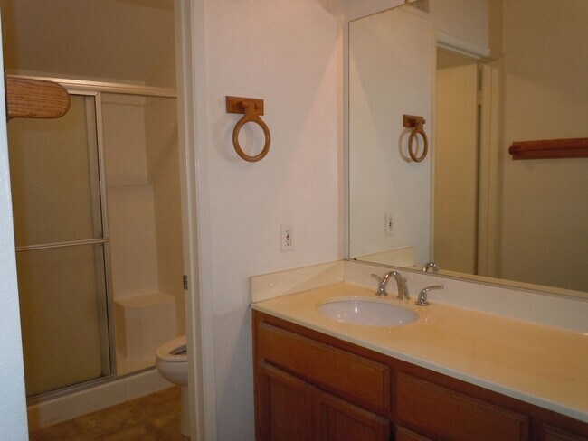 Building Photo - Great family home on a cul-de-sac