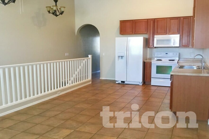 Building Photo - 2355 E Huntington Dr