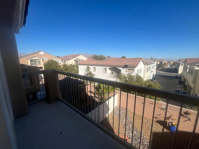 Building Photo - 3 Bedroom Townhome - Centennial Hills