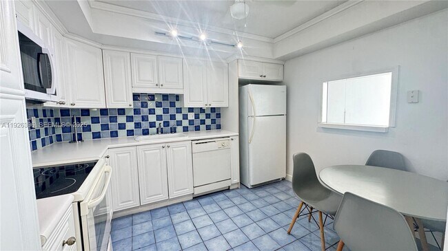 Building Photo - 18061 Biscayne Blvd