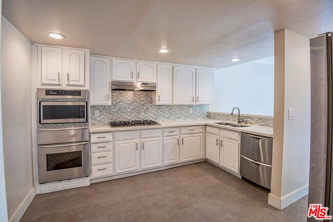 Building Photo - 458 N Oakhurst Dr