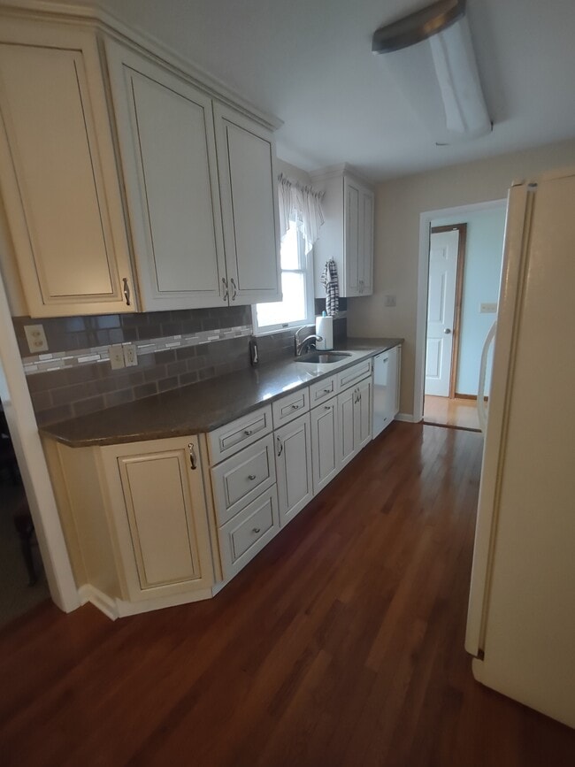 Building Photo - 44 Pocahontas Dr