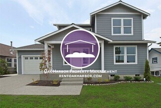 Building Photo - 3 Bed 2 Bath - Craftsman - Ideal Location - Fenced Backyard