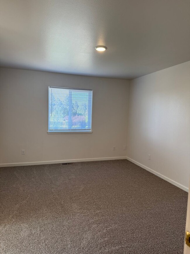 Building Photo - Updated duplex in NW Bend