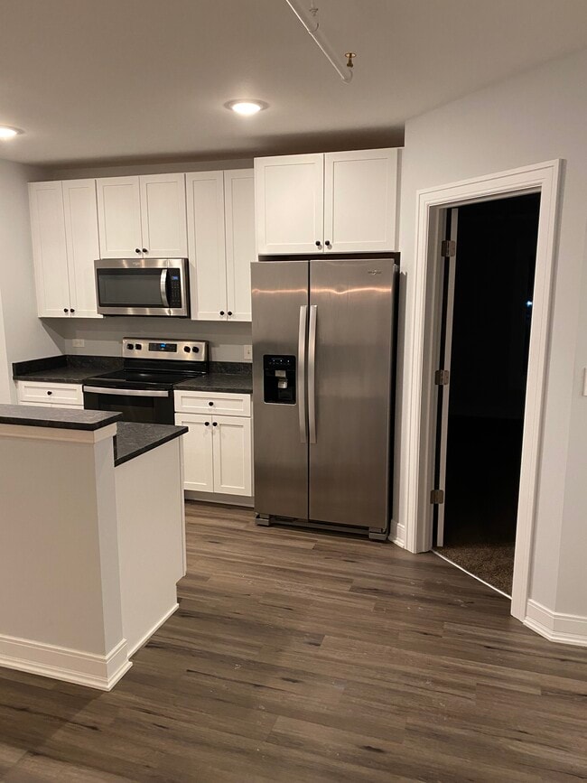 Building Photo - 852 N State St