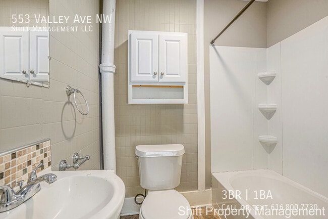 Building Photo - 553 Valley Ave NW