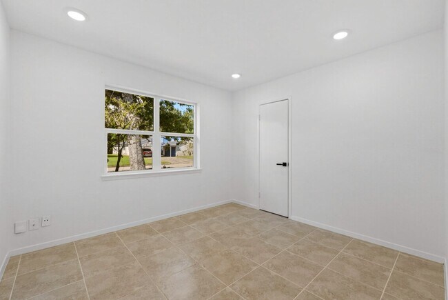 Building Photo - 9930 Valley Lake Dr