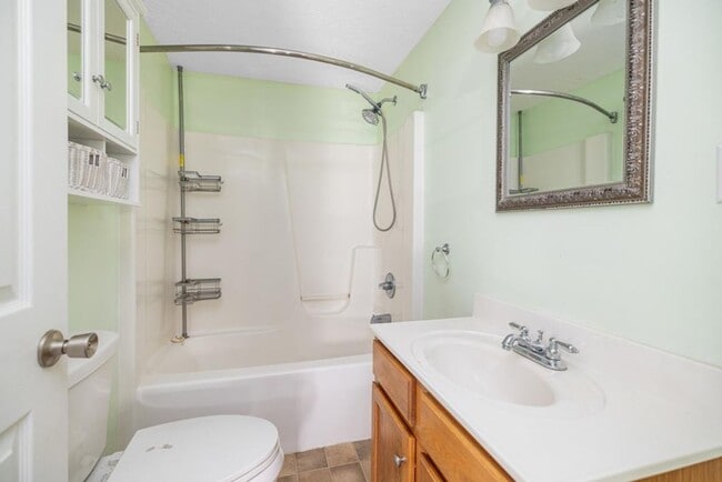 Building Photo - Updated 2-Bedroom Home Walking Distance to Longwood University!