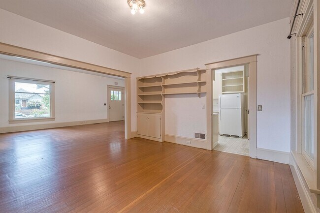 Building Photo - Charming bungalow