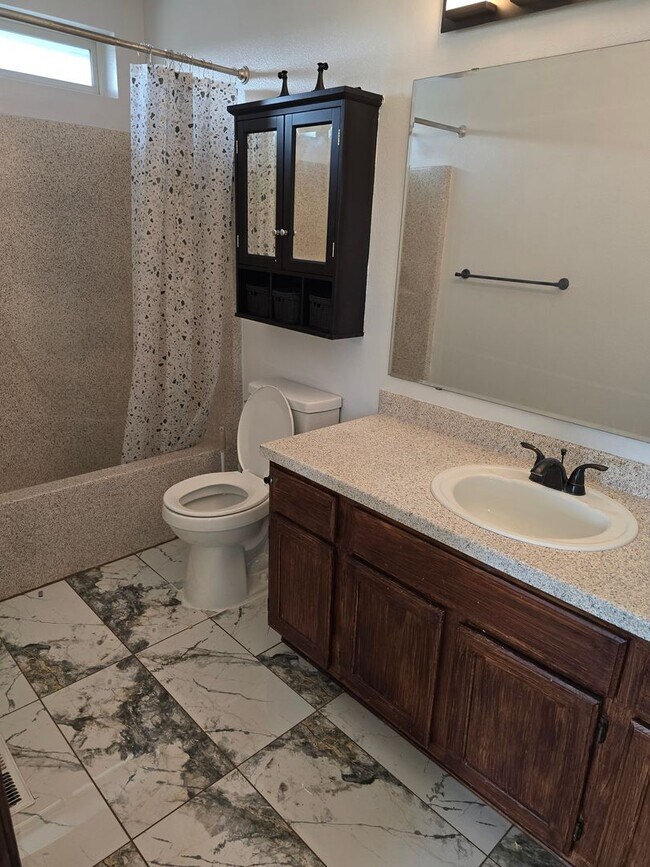Building Photo - Spacious 4 bedroom 3.5 Bath Home for Rent ...