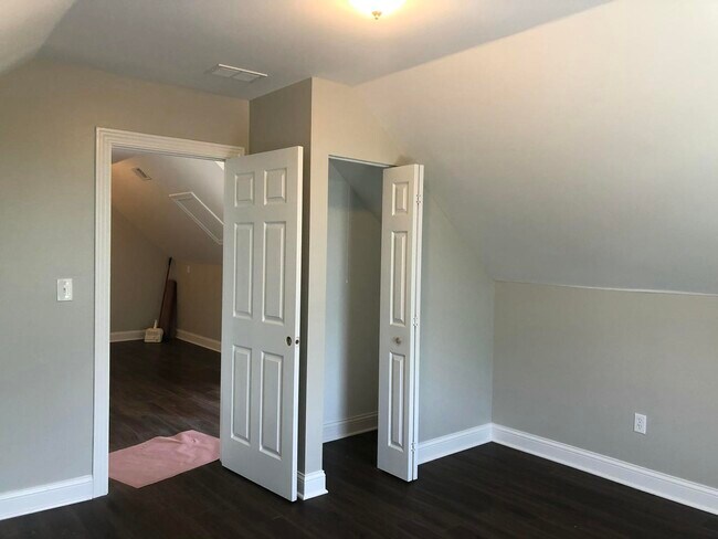 Building Photo - 827 W 33rd Pl