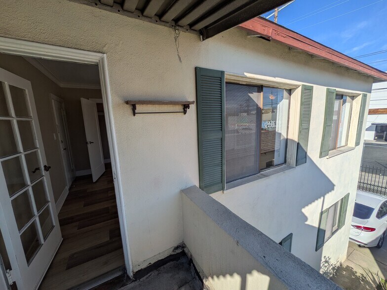 Building Photo - 1055 N Ardmore Ave