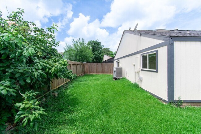 Building Photo - 6423 Coachwood Dr