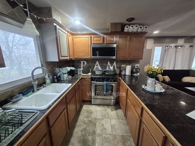 Building Photo - 1422 W Maplewood Ct