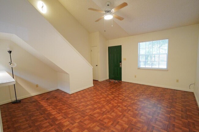 Building Photo - 2335 Parrot Ln
